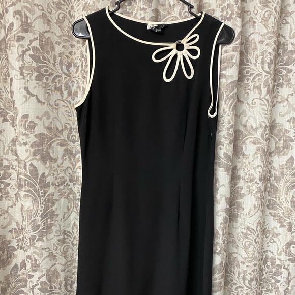 Lovely LBD with white flower embroidered trimming - Picture 2 of 8
